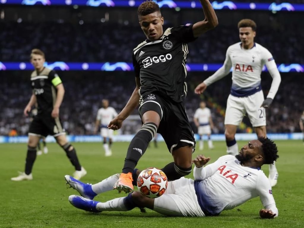 Davinson Sanchez versucht Amsterdams David Neres (oben) vom Ball zu trennen. Foto: Kirsty Wigglesworth/AP