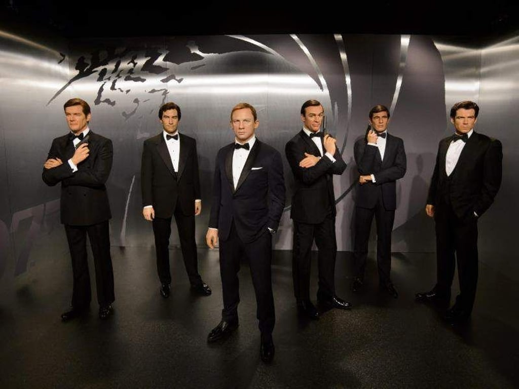 Keine Chance für Schurken: Die Wachsfiguren der James Bond-Darsteller (l-r) Sir Roger Moore, Timothy Dalton, Daniel Craig, Sir Sean Connery, George Lazenby und Sir Roger Moore. Foto: Madame Tussauds London