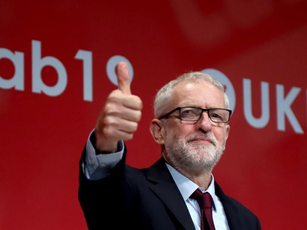 Der Labour-Vorsitzende Jeremy Corbyn reagiert auf dem Parteitag in Brighton mit einer eindeutigen Geste. Foto: Gareth Fuller/PA Wire