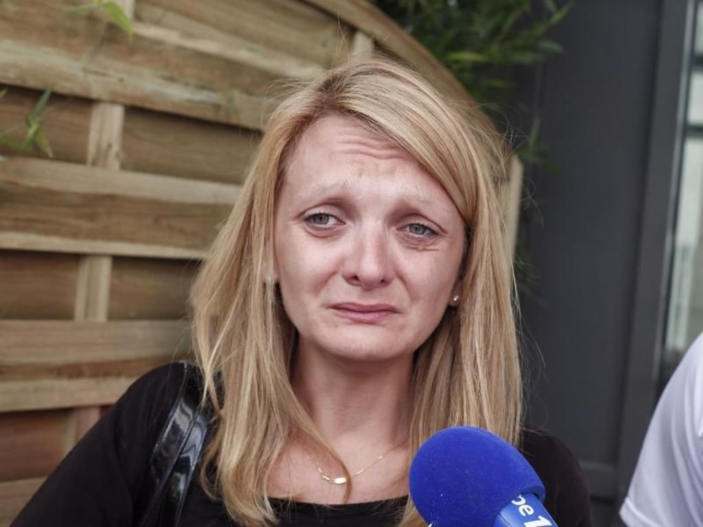 Rachel Lambert, Ehefrau des Wachkoma-Patienten Vincent Lambert, weint, während sie vor dem Sebastopol-Krankenhaus mit Journalisten spricht. Foto: Thibault Camus/AP