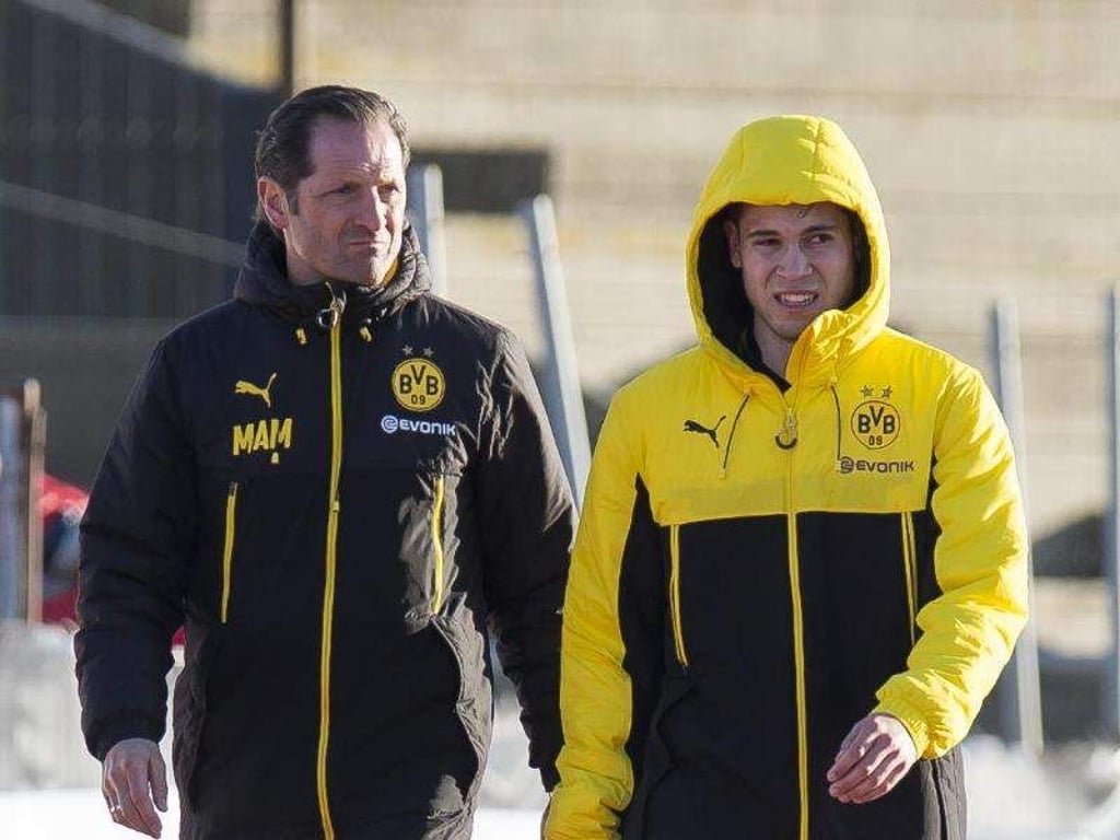 BVB-Profi Raphael Guerreiro (r.) muss verletzt den Platz beim Testspiel gegen Düsseldorf verlassen. Foto: David Inderlied