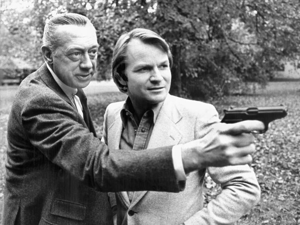 Fritz Wepper (r) und Horst Tappert proben eine Szene der TV-Krimiserie "Derrick" 1977 in München. Foto: Istvan Bajzat
