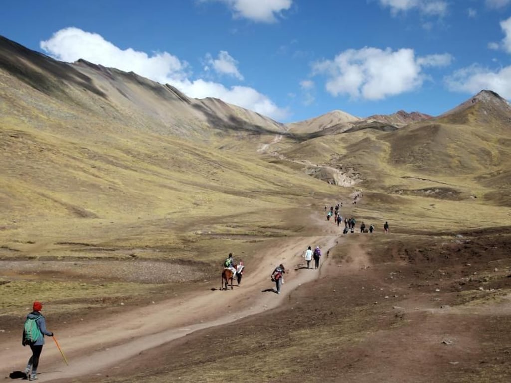 Der Weg zum Rainbow Mountain ist anstrengend - manche brauchen knapp drei Stunden, andere deutlich länger. Das macht die Planung der Tagestour schwierig. Foto: Red Valley