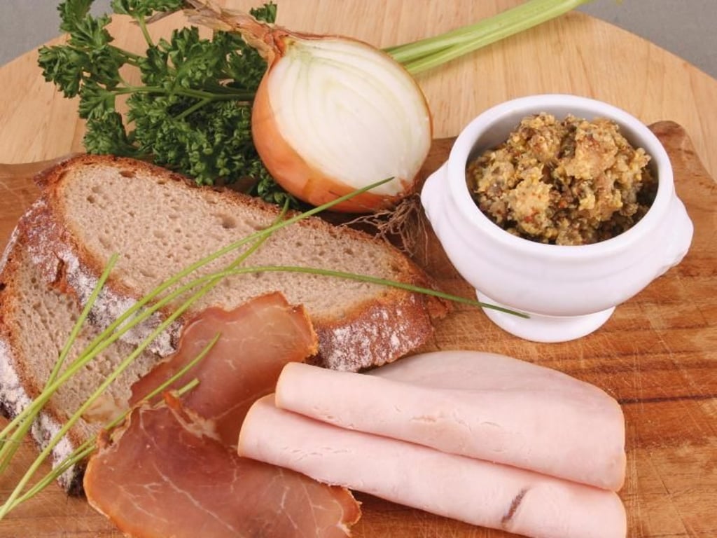 Brotzeit mit Würze: Senf schmeckt längst nicht nur zu Wiener- oder Bockwurst. Foto: Verlag Neumann-Neudamm/Wolfgang Angsten