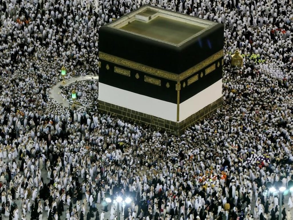 Pilger umkreisen in der großen Moschee in Mekka die Kaaba. Foto: Dar Yasin/AP
