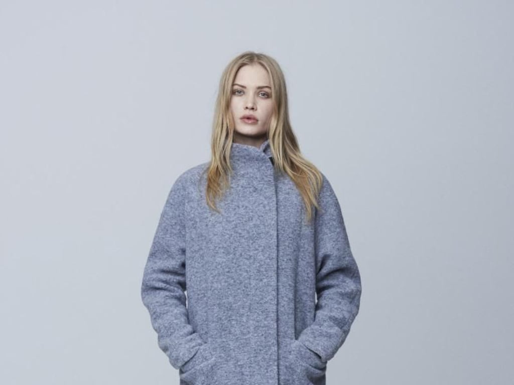 Ein klassisches Ausgehoutfit für den Winter: Ein eleganter Mantel in schmalem Schnitt, dazu Stiefel. So kombiniert zum Beispiel mbyM sein Modell (ca. 250 Euro). Foto: mbyM