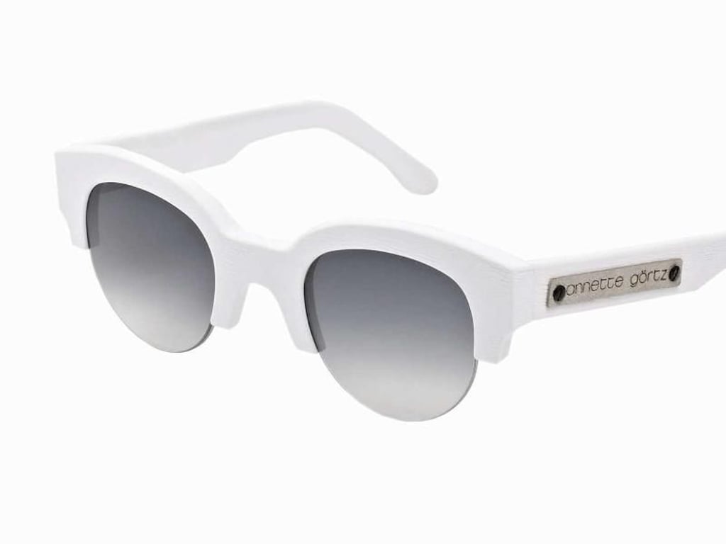 Ein dicker Rand und ungewöhnlich in Weiß: Die Sonnenbrille darf im Sommer gerne auffallen, hier ein Modell von Annette Görtz (250 Euro). Foto: Annette Görtz