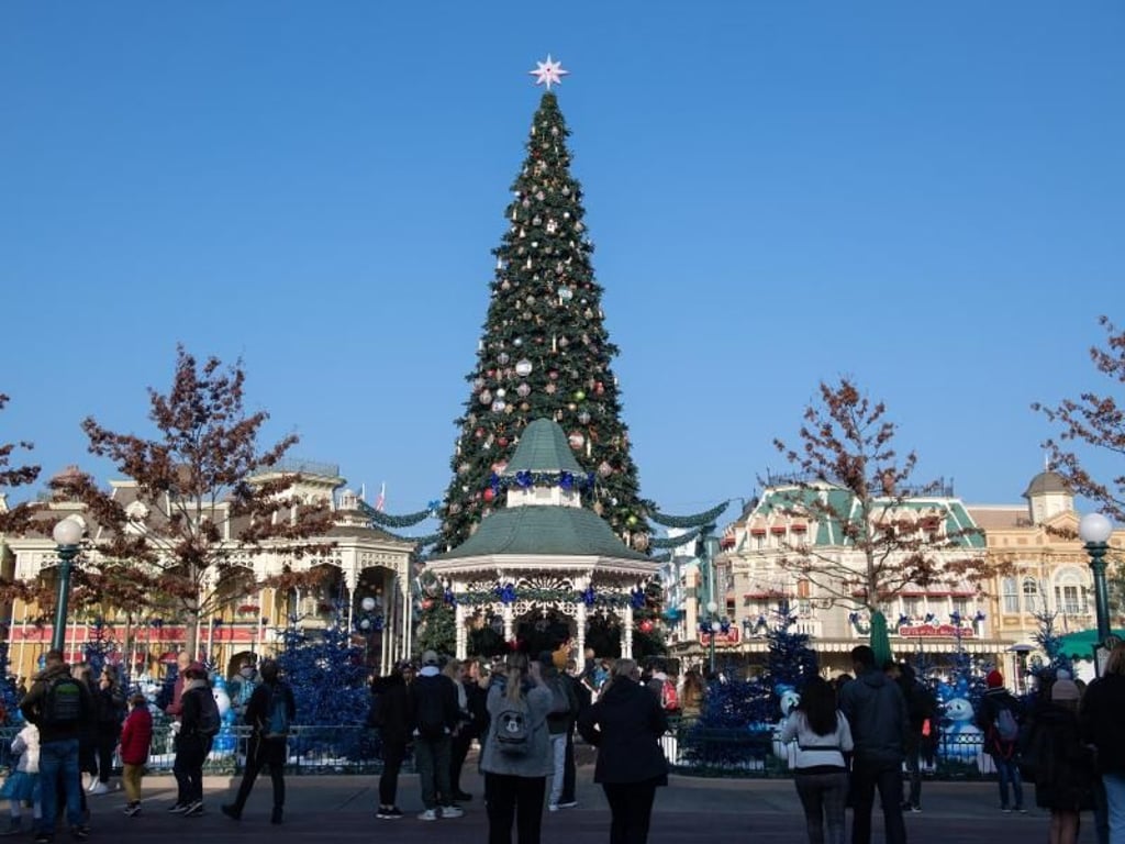 Nichts für Weihnachtsmuffel: Für die kalte Jahreszeit hat sich der Park besonders herausgeputzt - Riesentannenbaum inklusive. Foto: Andrea Warnecke