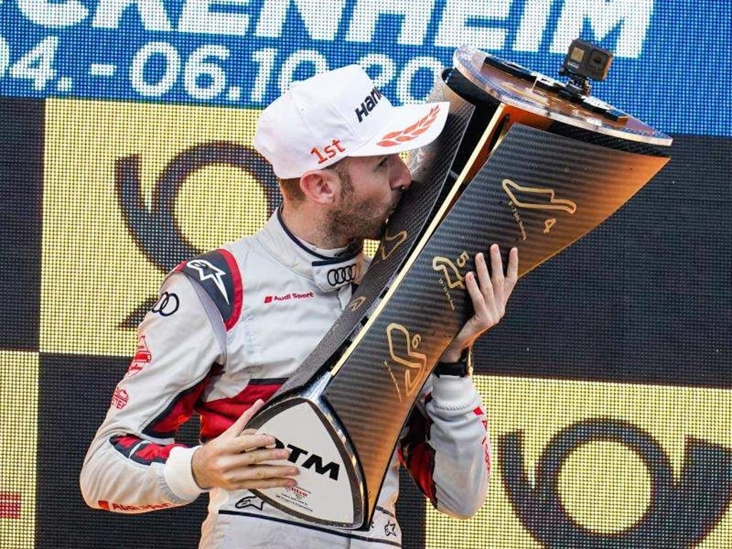 DTM-Gesamtsieger René Rast mit dem Pokal. Foto: Uwe Anspach/dpa