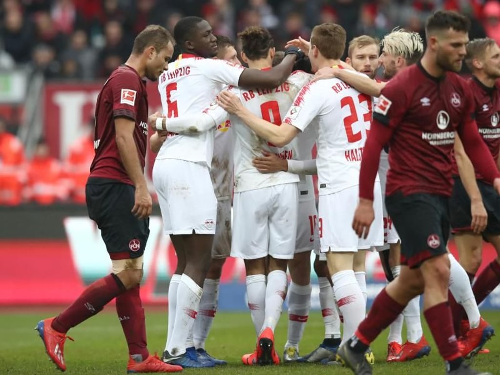 Leipzigs Lukas Klostermann (verdeckt) jubelt mit seinen Mannschaftskameraden über seinen Treffer zum 1:0. Foto: Daniel Karmann