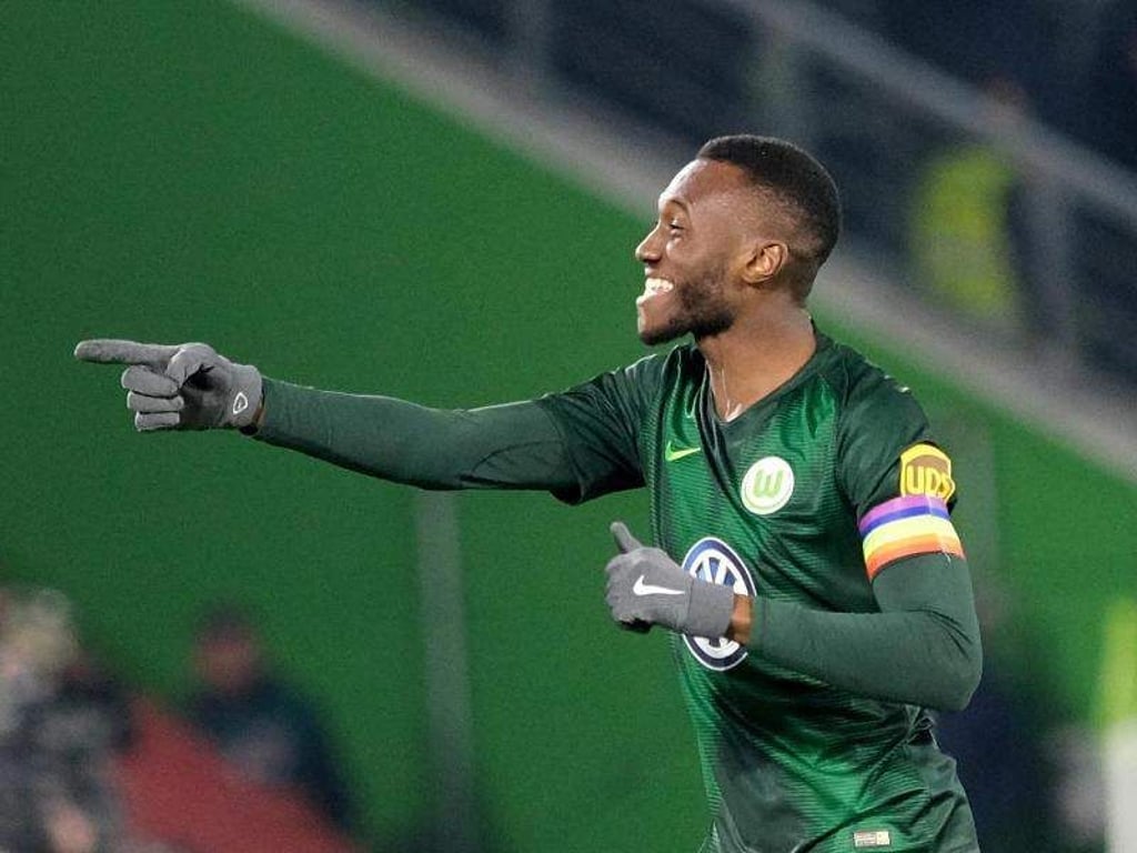 Wolfsburgs Kapitän Josuha Guilavogui will den VfL aus der Fankurve anfeuern. Foto: Peter Steffen