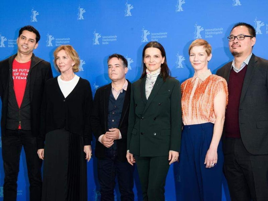 Die Jury stellt sich vor: Rajendra Roy (l-r), Trudie Styler, Sebastian Lelio, Juliette Binoche, Sandra Hüller und Justin Chang. Foto: Gregor Fischer