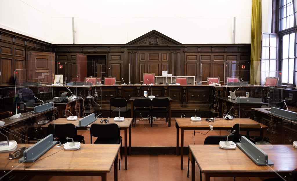 26.02.2021, Hamburg: Der Gerichtssaal im Landgericht, in dem der Prozess um einen Angriff auf einen jüdischen Studenten fortgesetzt werden soll, aufgenommen kurz vor Beginn des Verhandlungstages. Im Prozess um den Angriff auf einen jüdischen Studenten vor der Hamburger Synagoge hat das Landgericht die dauerhafte Unterbringung des Täters in einer psychiatrischen Klinik angeordnet. Foto: Daniel Reinhardt/dpa Pool/dpa +++ dpa-Bildfunk +++