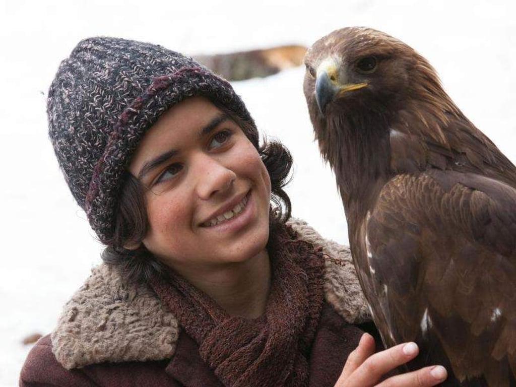 Der einsame Lukas (Manuel Camacho) findet in dem Adler Abel seinen besten Freund. Foto: Warner Bros. Ent/dpa