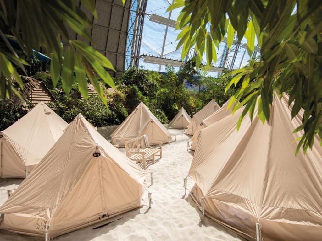 Wer es etwas rustikaler mag, kann im Tropical Islands in einem Zelt übernachten. Foto: Tropical Islands