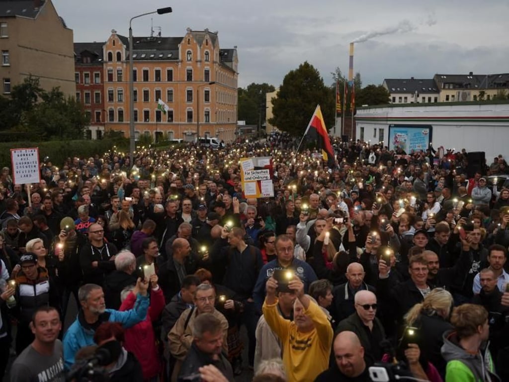 Rund 1000 Menschen kamen zu der Protestkundgebung der rechtspopulistischen Bewegung Pro Chemnitz. Foto: dpa