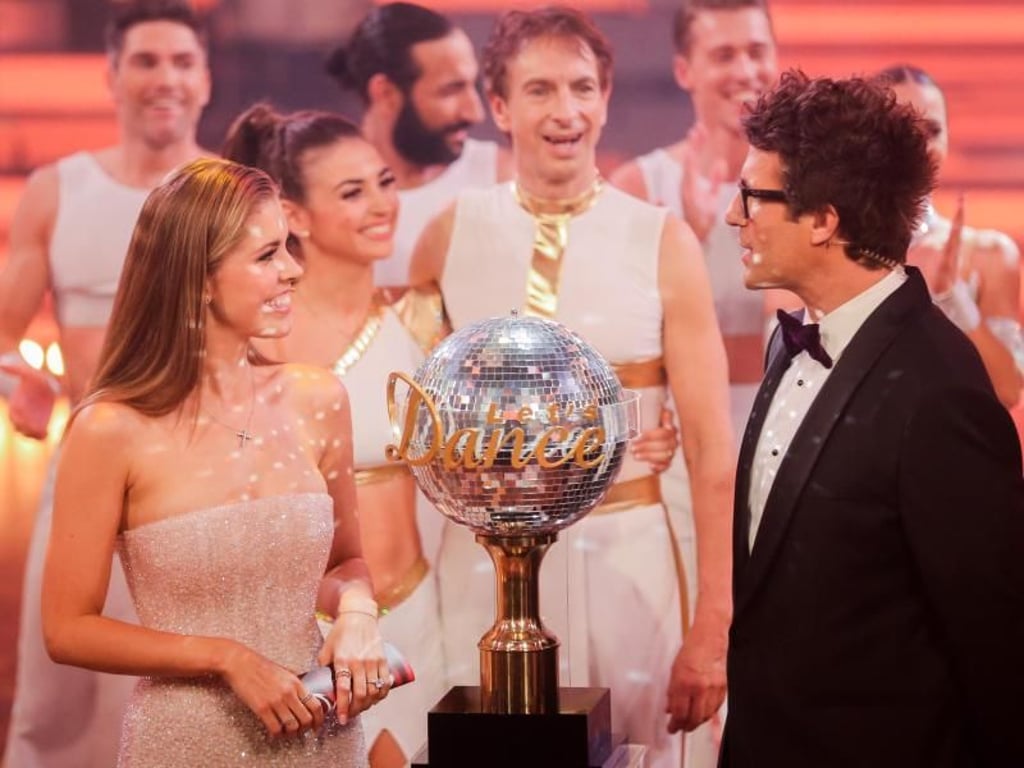 Die Moderatoren Victoria Swarovski und Daniel Hartwich - und der Siegerpokal. Foto: Rolf Vennenbernd