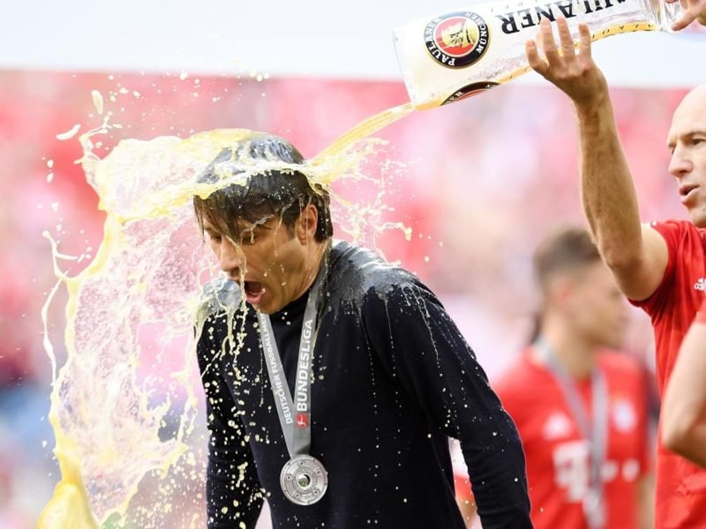 Durfte sich seine erste Bierdusche als Meistertrainer abholen: Bayern-Coach Niko Kovac. Foto: Tobias Hase