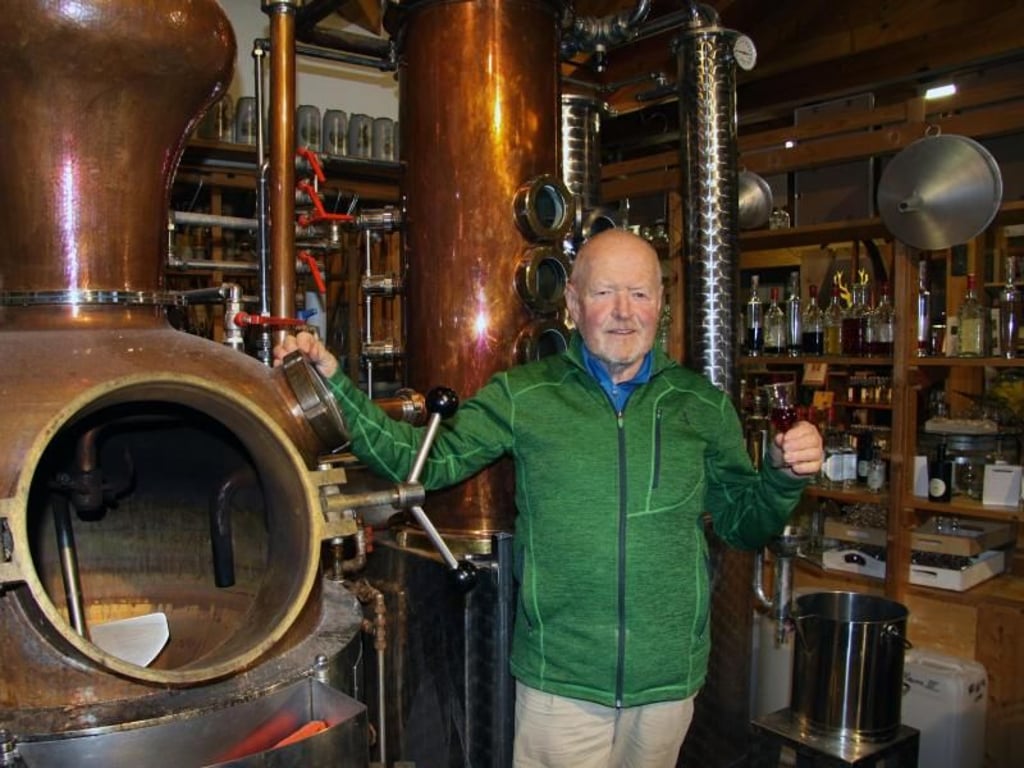 Hochprozentig: Erich Bizenberger brennt Kirschwasser. Foto: Larissa Loges