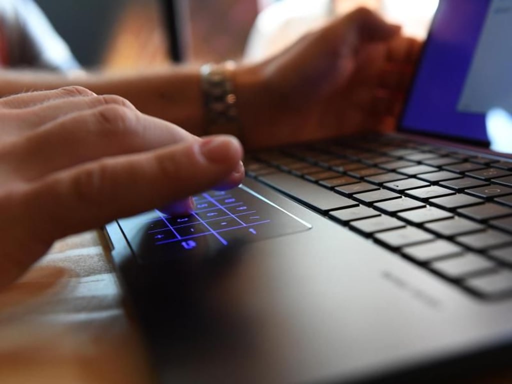 Bei den beiden kleineren Varianten der neuen Asus-Zenbook-Notebooks lässt sich das Touchpad bei Bedarf in einen beleuchteten Ziffernblock verwandeln. Foto: Franziska Gabbert
