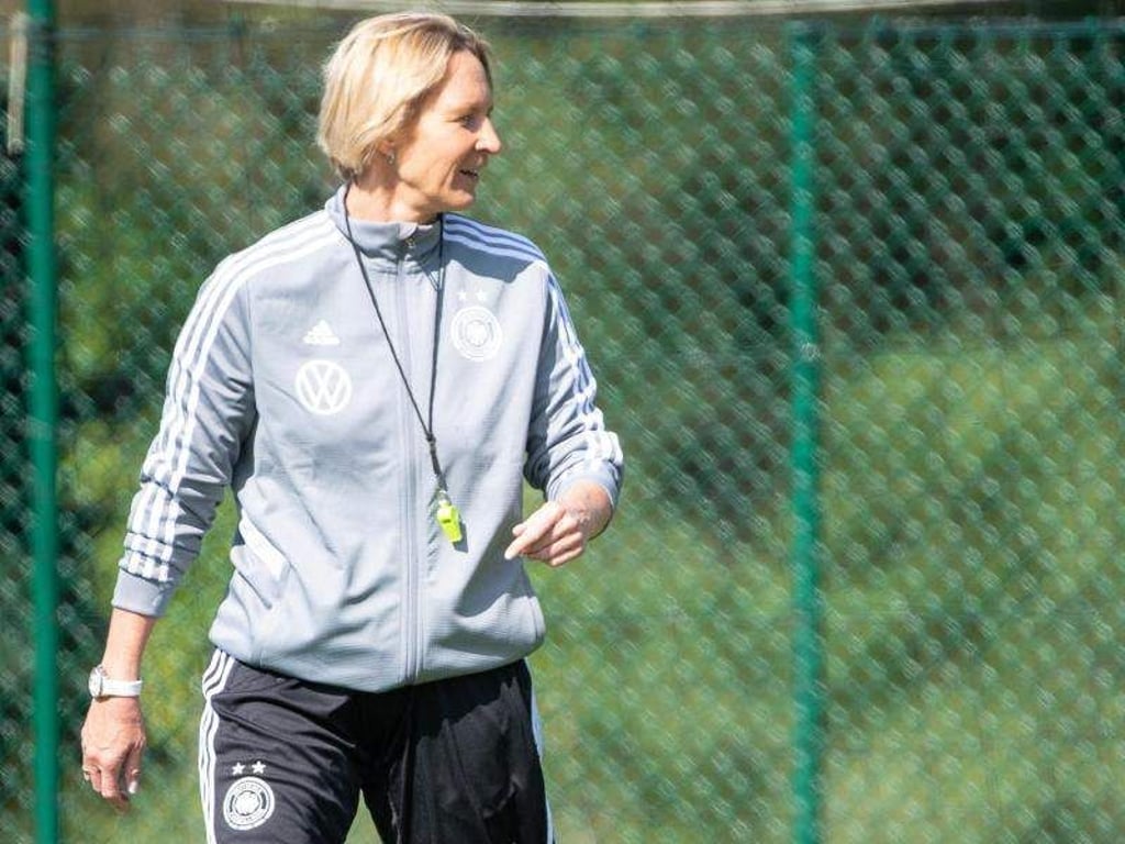 Bundestrainerin Martina Voss-Tecklenburg trifft zum WM-Auftakt mit ihrem Team auf China. Foto: Sebastian Gollnow