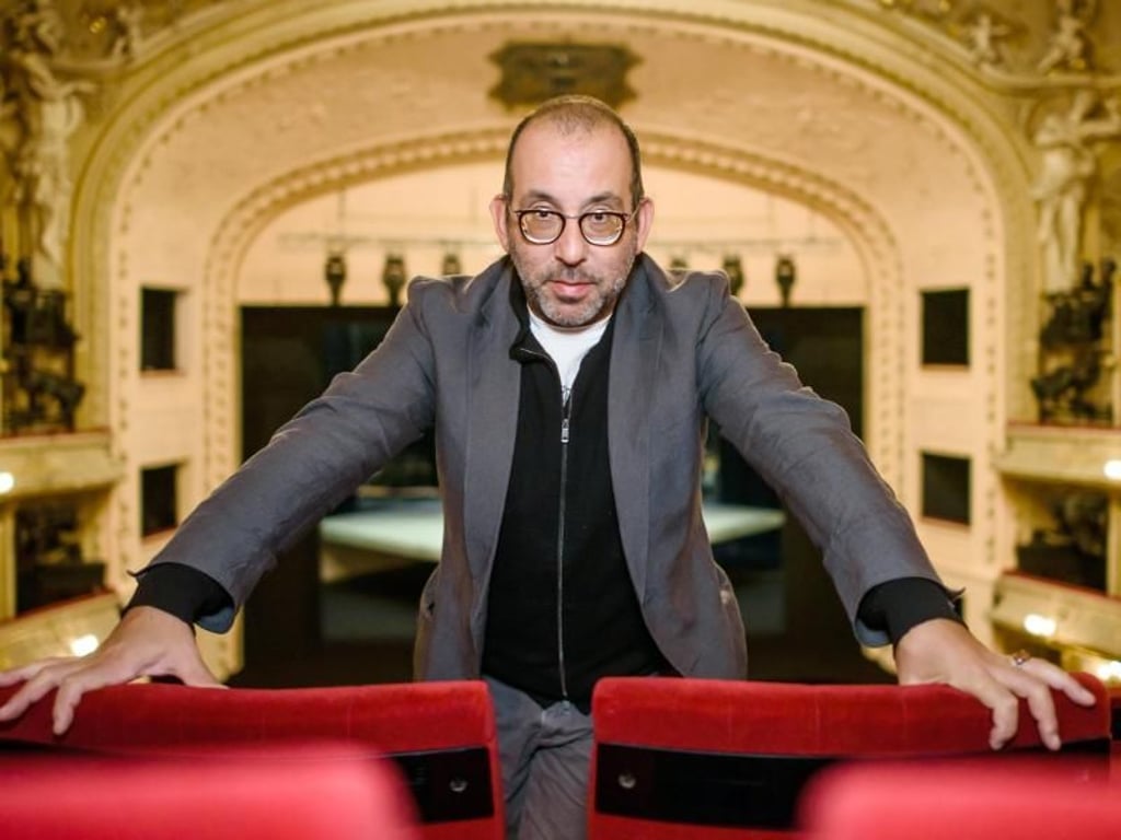 Barrie Kosky, Intendant der Komischen Oper, im Zuschauersaal seines Hauses. Foto: Clemens Bilan
