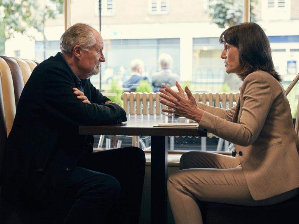 Tony Webster (Jim Broadbent) erzählt seiner Exfrau Margaret (Harriet Walter) eine Geschichte aus seiner Vergangenheit. Foto: Wild Bunch Germany