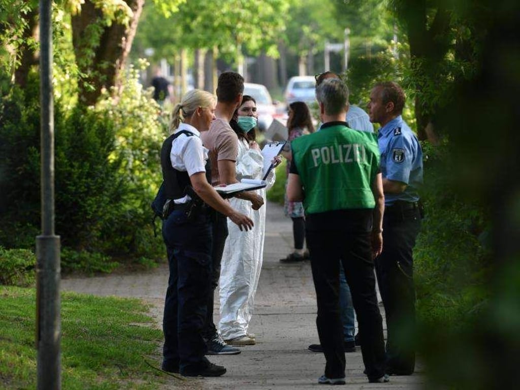 Vor einem Haus in Heiligensee: Hier wurde die Leiche einer Frau gefunden. Foto: Paul Zinken/Archiv