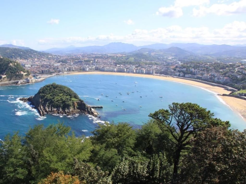 Ein Halbkreis wie gezeichnet: Die Bucht von San Sebastián vom Berg Igueldo aus gesehen. Experten sind sich einig: Dies ist einer der schönsten Stadtstrände der Welt. Foto: Manuel Meyer