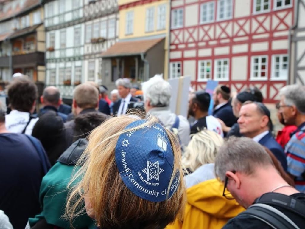Mit der Demonstration in Erfurt wollen die Teilnehmer ein Zeichen gegen Antisemitismus und Ausgrenzung setzen. Foto: Bodo Schackow