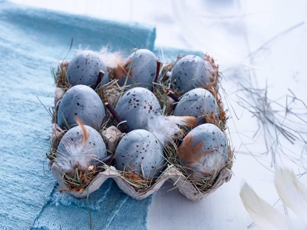 Dekoration zu Ostern leicht gemacht: Ein paar recht echt wirkende Kunsteier nehmen, in einen Eierkarton geben und mit etwas Heu dekorieren. So gestaltet Depot die Tischdeko zum Fest. Foto: Depot