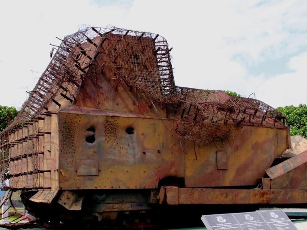 Ein Bulldozer der Tamil Tigers dient am Elephant Pass als Kriegsdenkmal. Foto: Dagmar Gehm