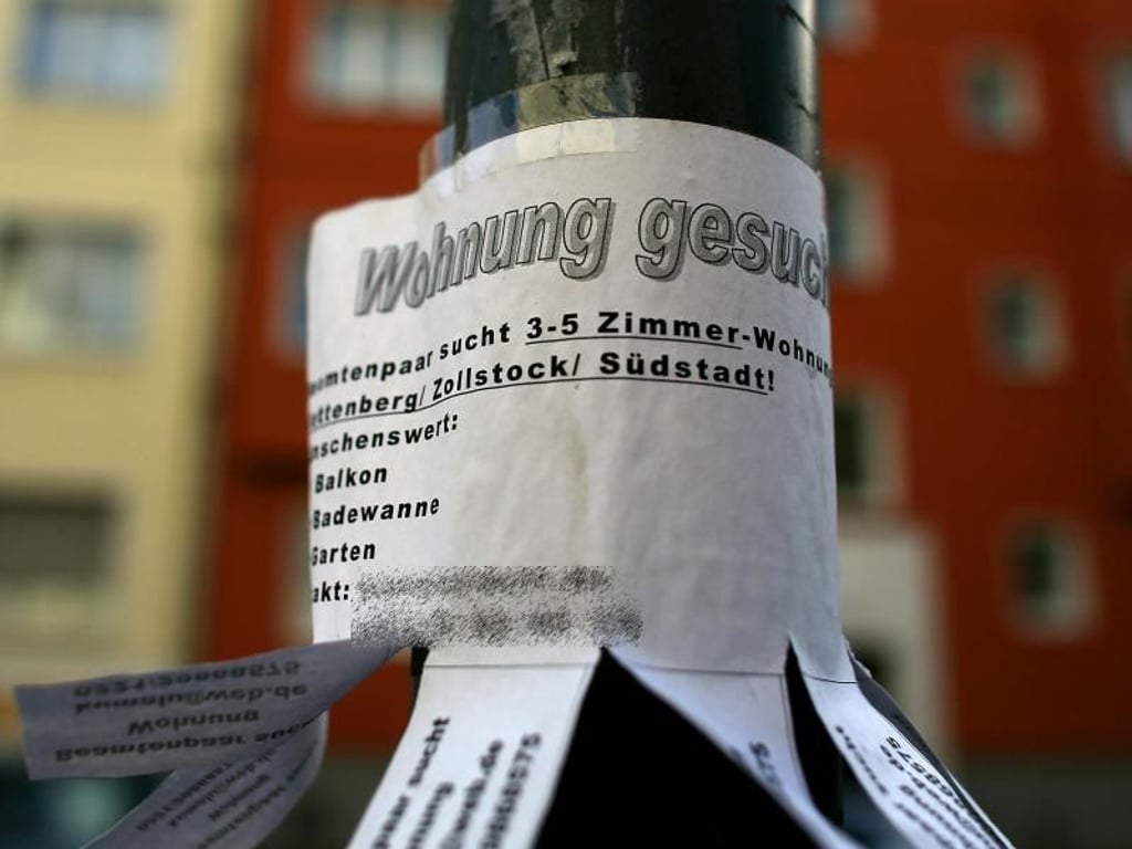 In begehrten Wohngegenden ein vertrauter Anblick: Wohnungssuche am Laternenpfahl. Foto: Oliver Berg