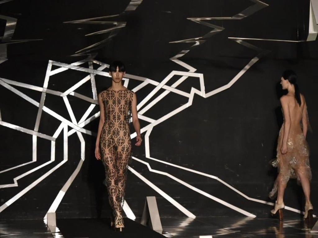 Bei Iris van Herpen war es recht finster. Foto: Zacharie Scheurer