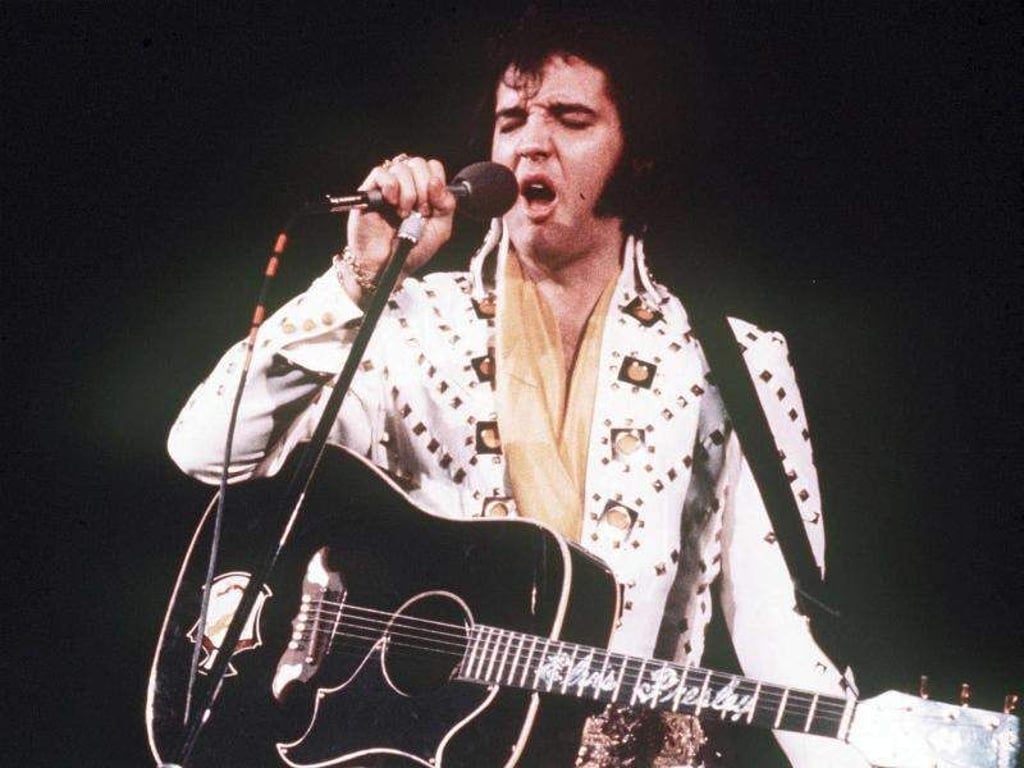 Elvis Presley auf der Bühne (1973). Foto: Anonymous