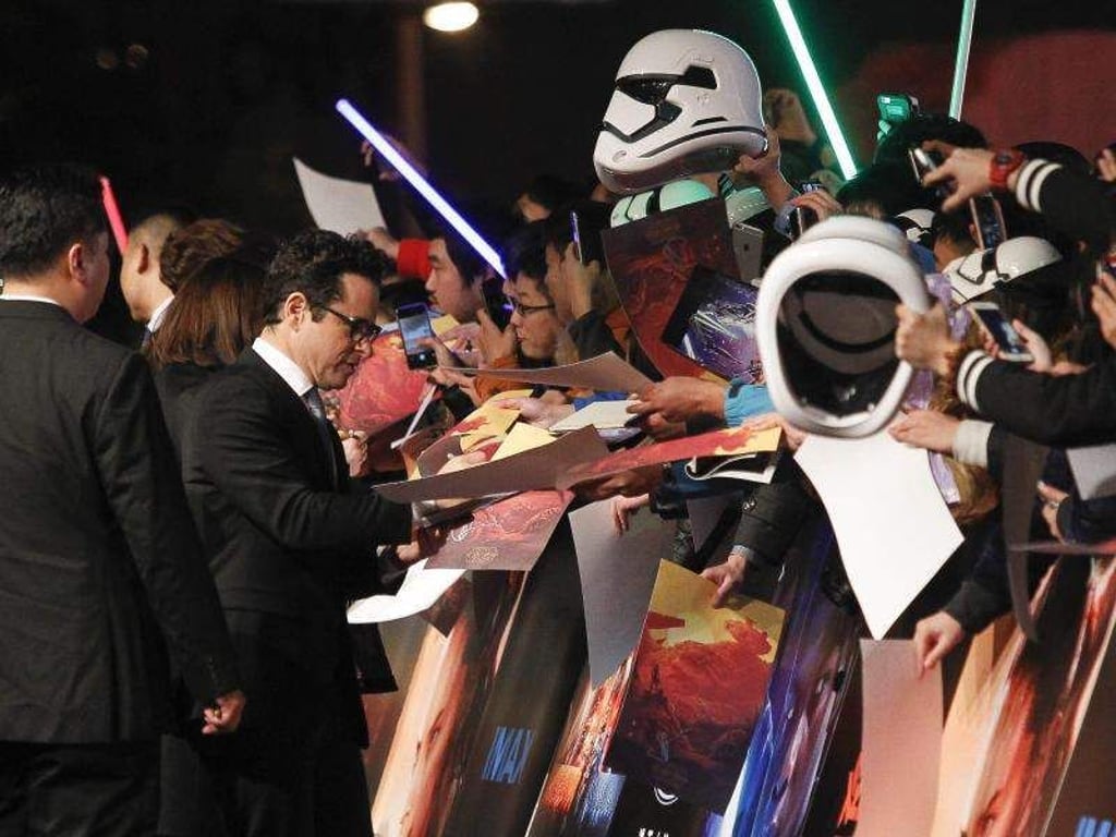 «Star Wars» macht weltweit Kasse. Hier stellt Regisseur J.J. Abrams den Blockbuster in Shanghai vor. Foto: Gu Xin