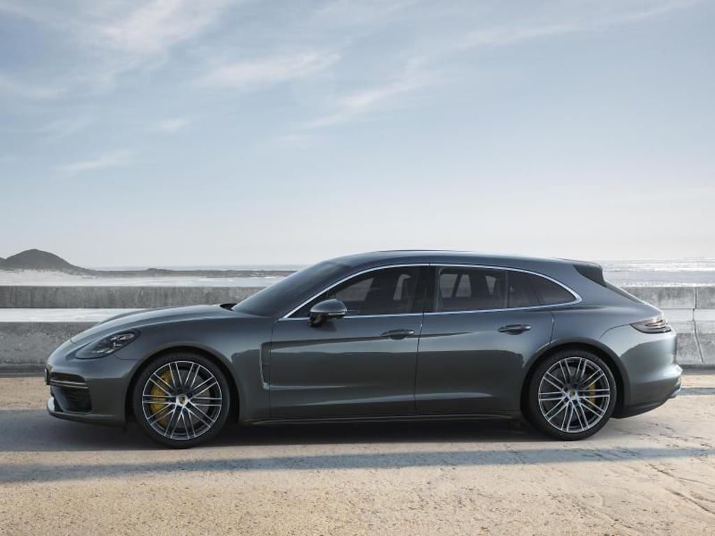 Porsche hat den Fond des Panamera umgestaltet. Das Gute daran: Wer hinten sitzt, kann nun leichter ein- und aussteigen und hat mehr Kopffreiheit. Foto: Porsche/dpa