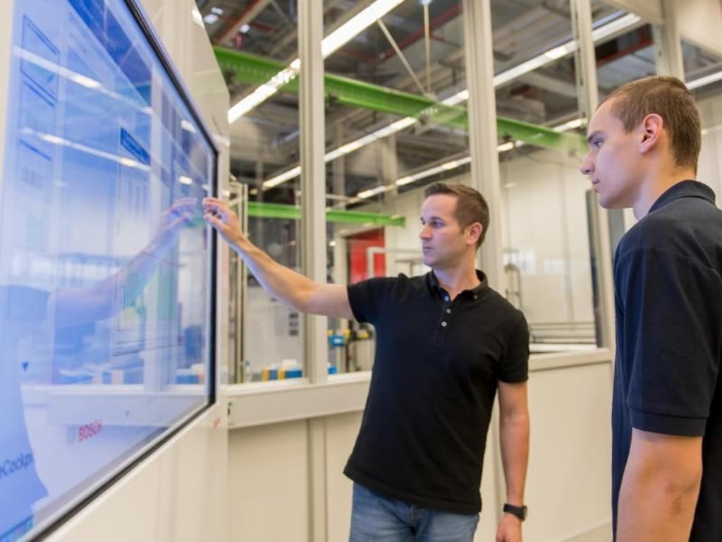 Ausbilder Daniel Haralovic erklärt, wie das Vernetzen von Maschinen funktioniert. Foto: Daniel Maurer