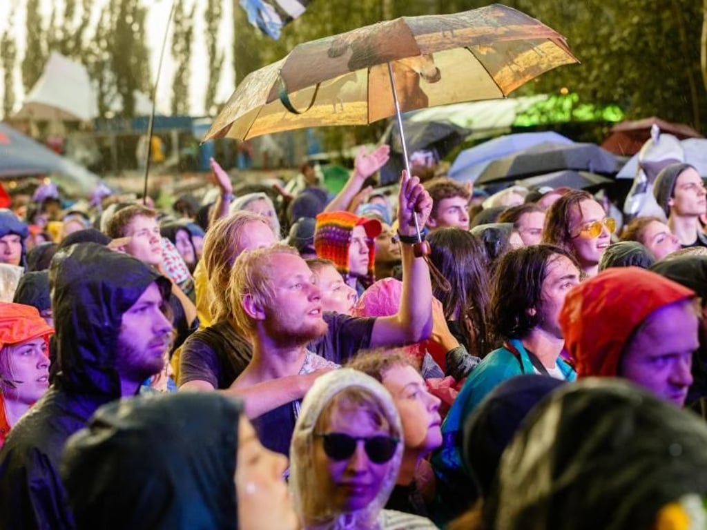 Gute Stimmung trotz feuchtem Wetter beim Dockville-Festival in Hamburg. Foto: Markus Scholz