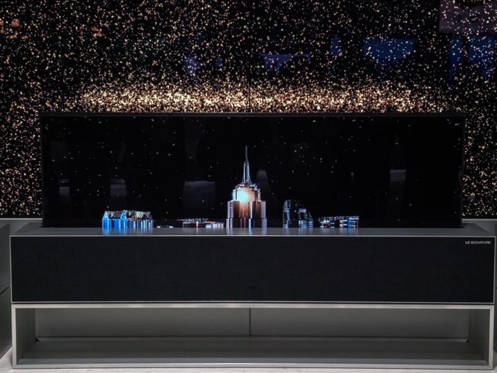 Wie Kai aus der Kiste: LGs Signature OLED TV kann sich in seinen Sockel ein- und ausrollen. Foto: Andrea Warnecke
