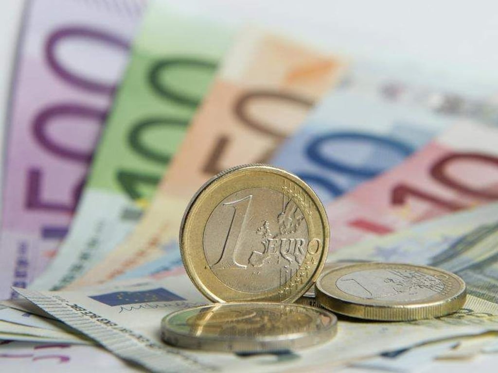 Euro-Banknoten und Münzen liegen auf einem Tisch. Foto: Daniel Reinhardt/Archiv