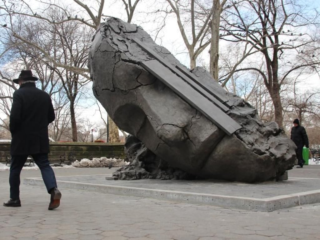 Ein überdimensionaler Kopf liegt am Central Park. Foto: Christia Horsten