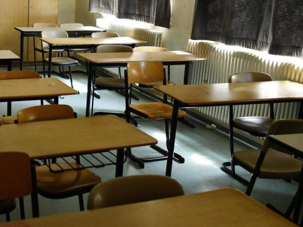 Ein leeres Klassenzimmer. Foto: Jens Kalaene/Archiv