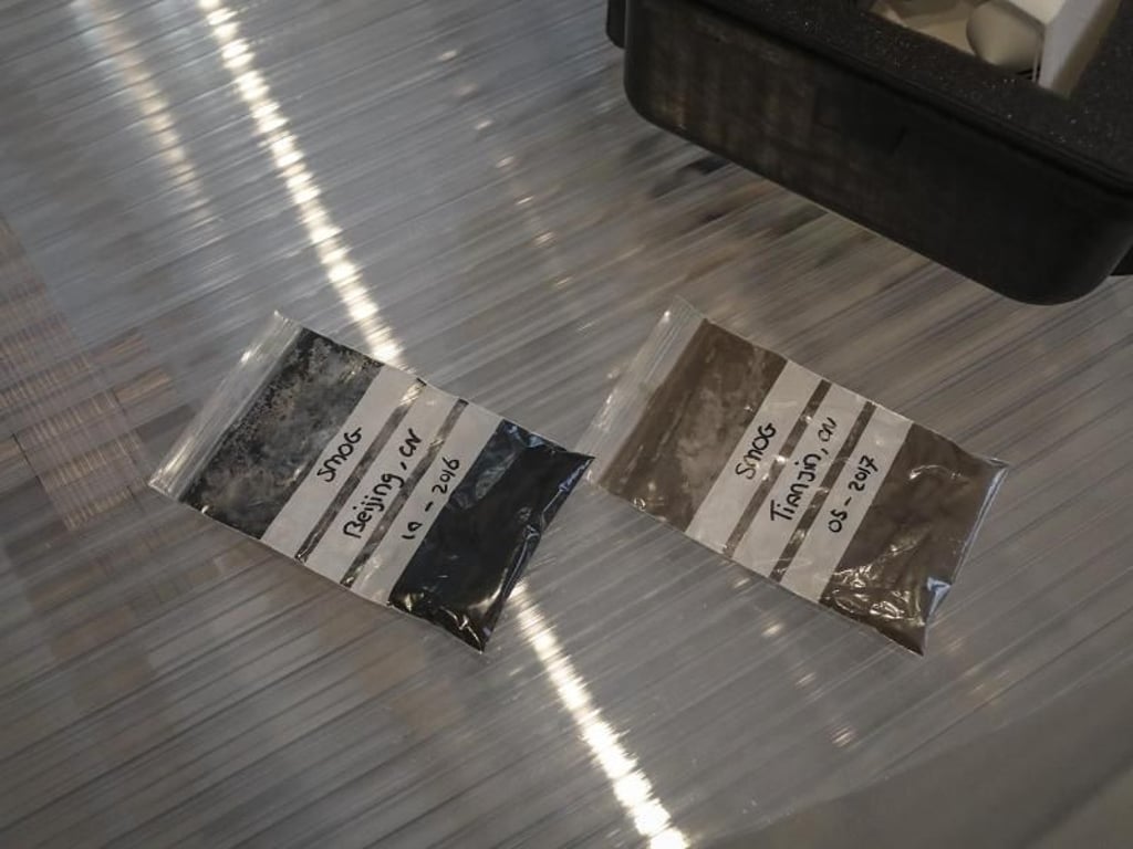 Smogproben aus Peking und Tianjin liegen in der Ausstellung «Solar Guerrilla» im KunstmuseumTel Aviv. Foto: Ilia Yefimovich
