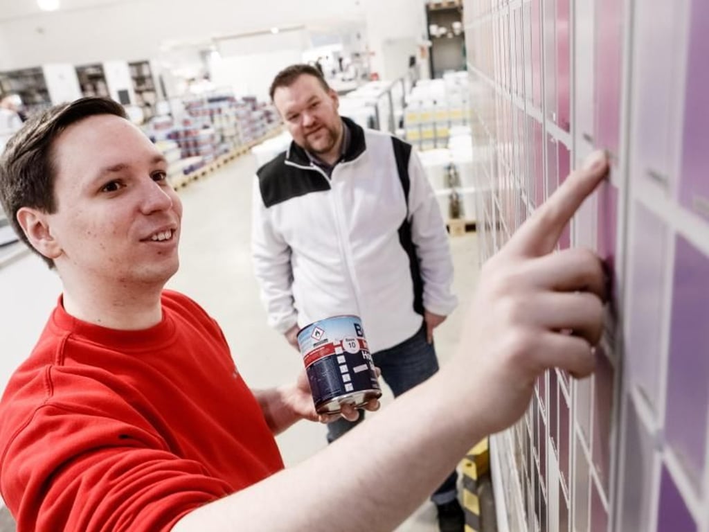 Der Farb- und Lackspezialist Brillux hat über 12 000 Produkte im Angebot. Als Groß- und Außenhandelskaufmann muss Mirco Hildebrandt über alle Produkte seines Arbeitgebers Bescheid wissen, um seine Kunden dazu beraten zu können.
Foto: Markus Scholz