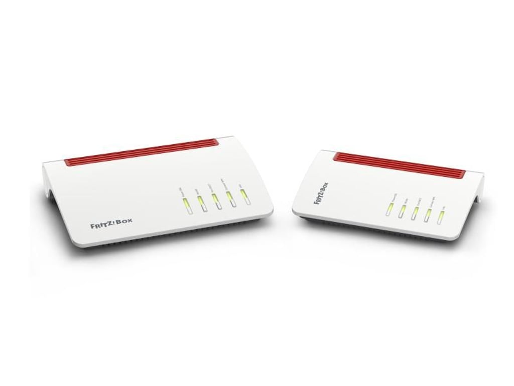 Die neue Fritzbox 7530 (rechts) ist eine günstigere Ausgabe des Flaggschiffs 7590 (links) mit etwas weniger Austattung und einem kleineren Gehäuse. Sie beherrscht sogenanntes DSL-Supervectoring. Foto: AVM GmbH