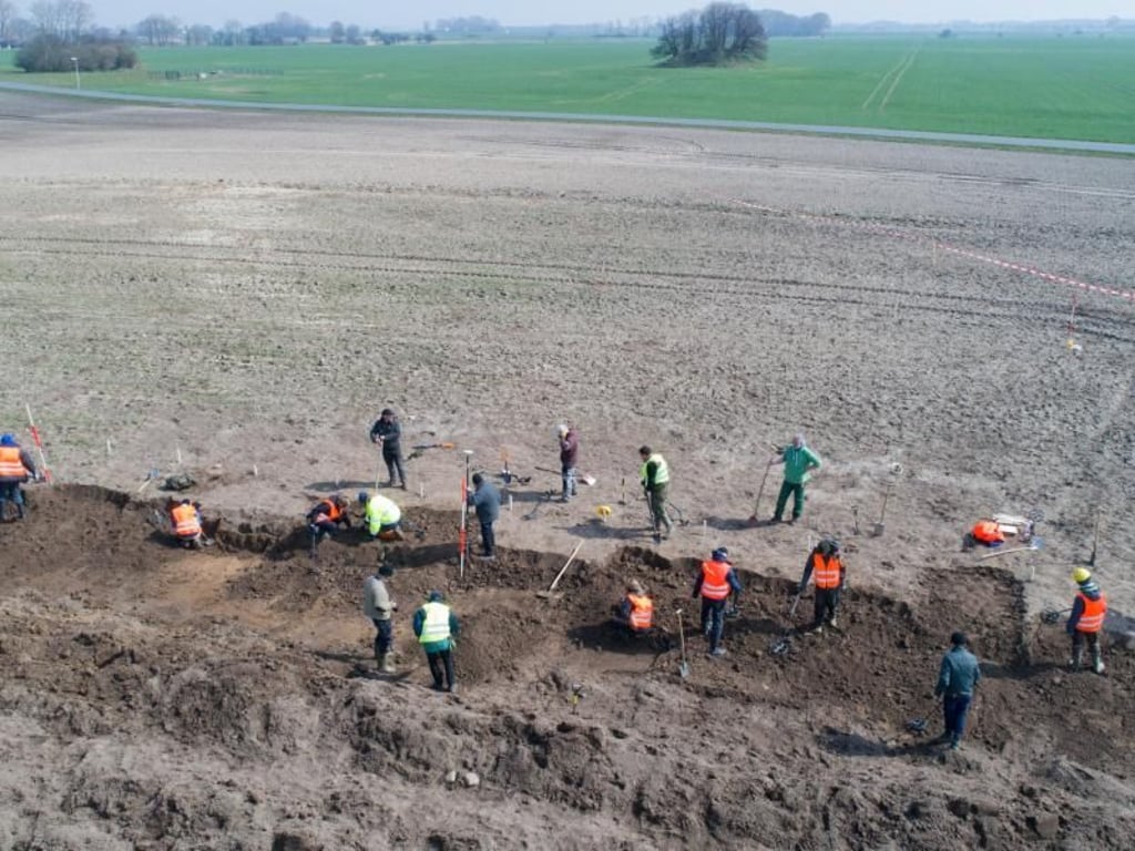 Am Wochenende hat die Landesarchäologie von Mecklenburg-Vorpommern die etwa 400 Quadratmeter große Fläche bergen lassen. Foto: Stefan Sauer