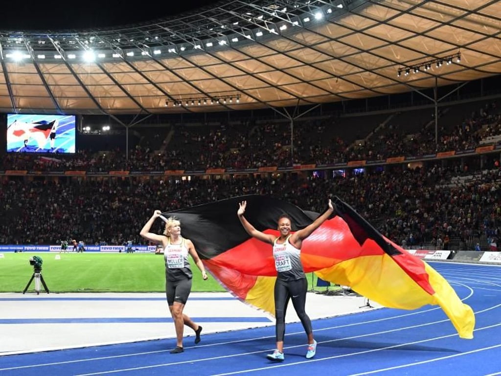 Nadine Müller (l.) und Shanice Craft lassen sich vom Publikum feiern. Foto: Bernd Thissen