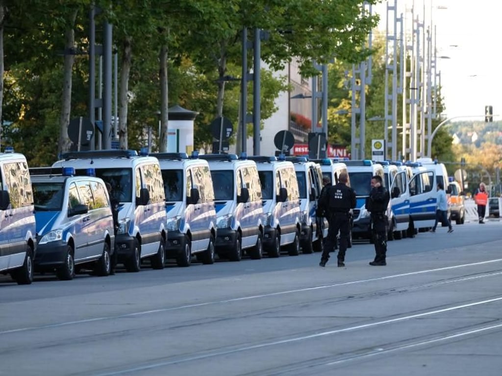 Am Sonntagnachmittag zogen Hunderte durch die Innenstadt. Aktivisten berichteten in sozialen Medien von Übergriffen auf Migranten. Foto: Sebastian Willnow