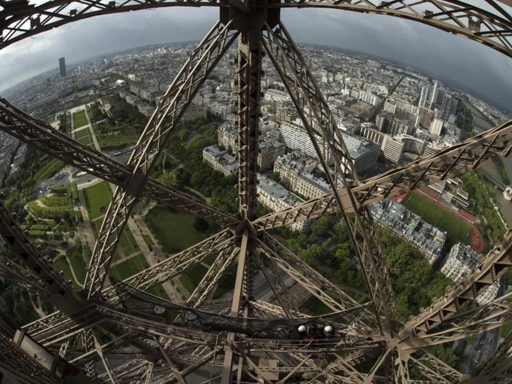 Blick von oben auf die Stadt. Foto: Ian Langsdon/EPA/dpa